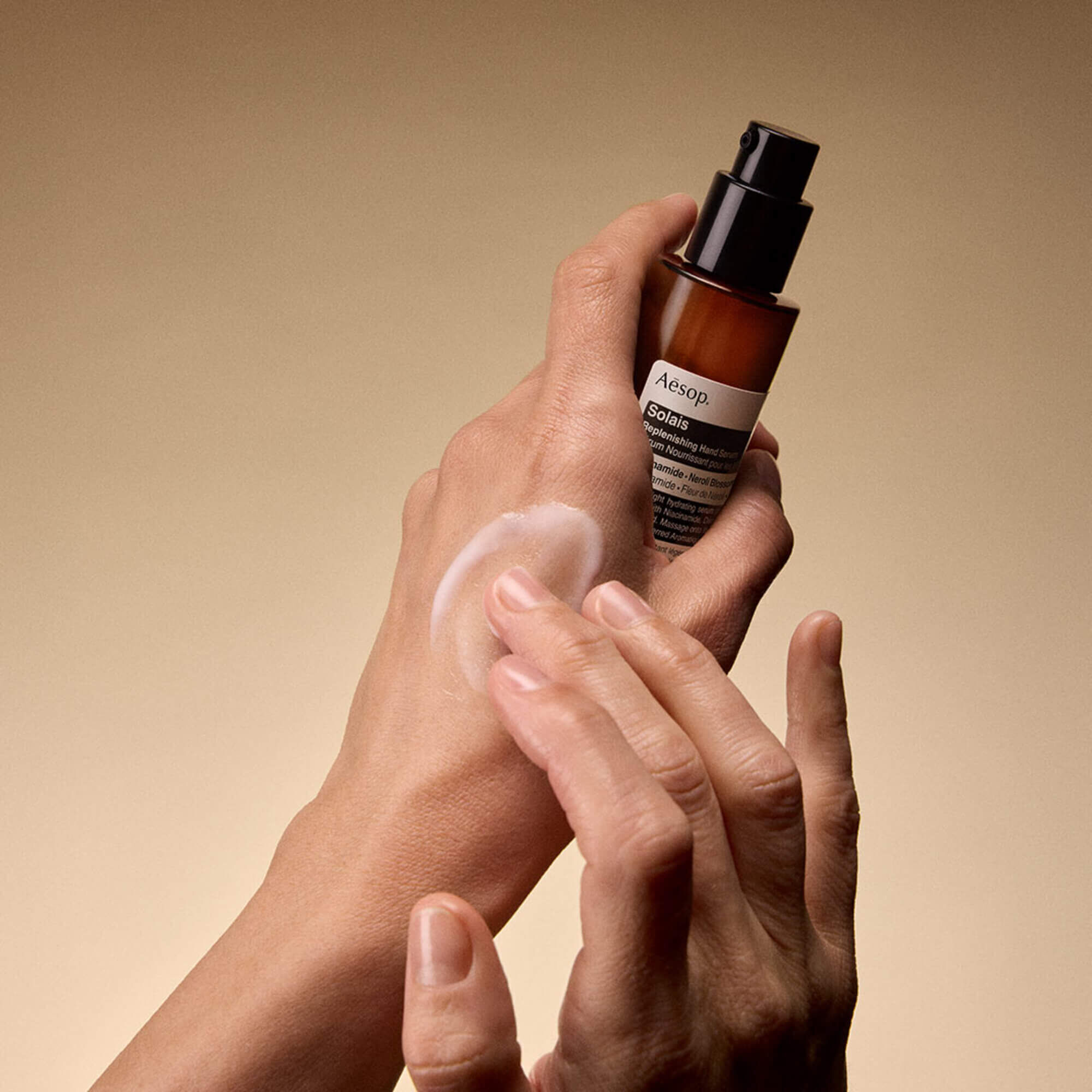 Un flacon pompe de Serum Nourrissant pour les Mains Solais  et un tube de Baume Aromatique Resurrection pour les Mains reunis dans un  coffret.