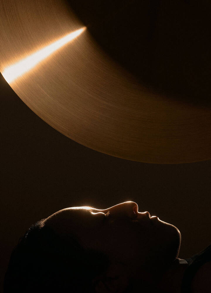 Lorsque les yeux se ferment, la luminosite s’eveille.